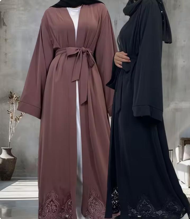 Elegant open Nida abaya with delicate lace hem and matching belt. Lightweight, flowing and modest, perfect for Eid, Ramadan, weddings, occasions or everyday wear. Wear open for layering or tie at the waist for a flattering fit.