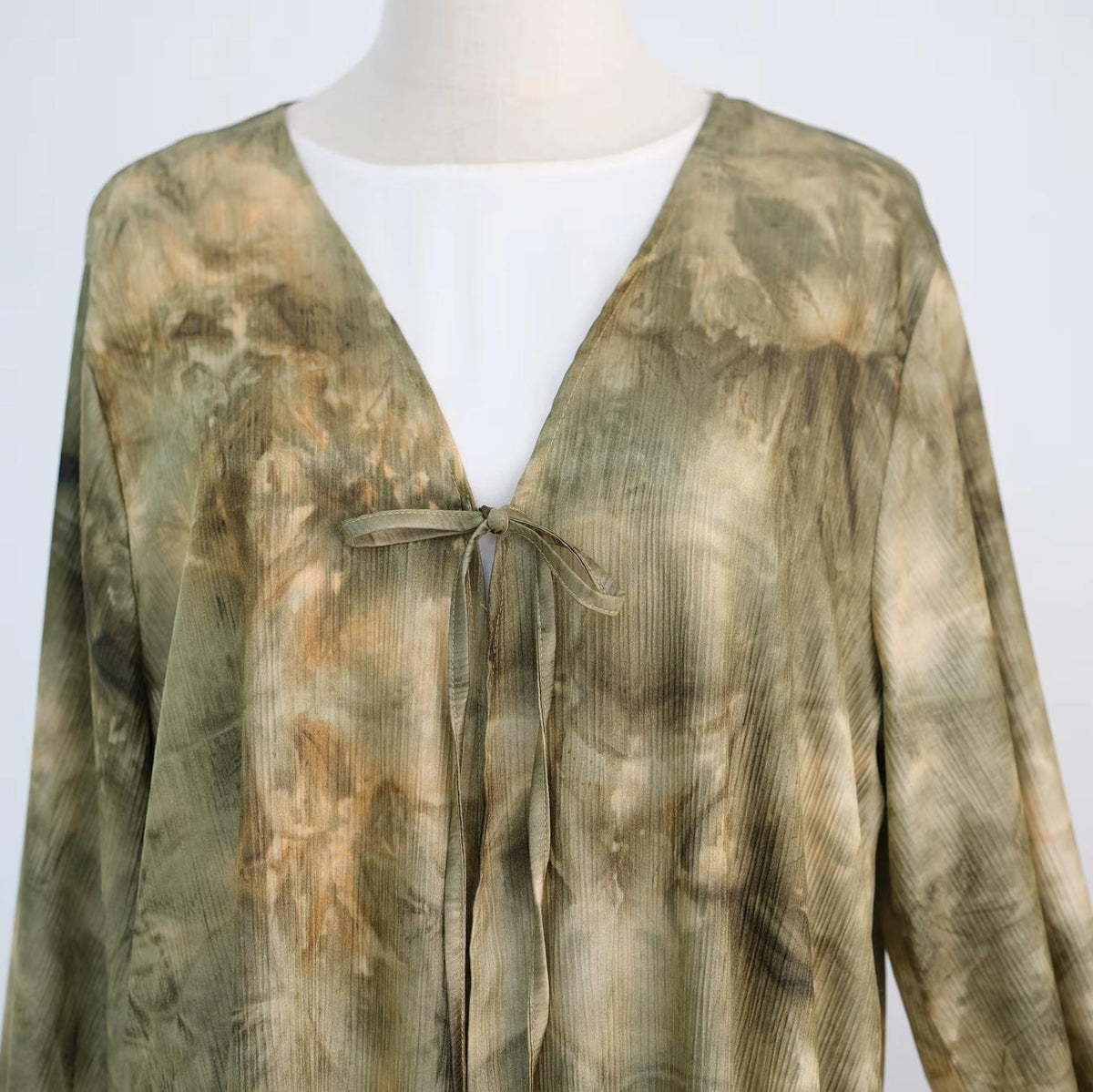 Elegant tie-dye abaya with a beautiful flowing finish, wide sleeves and an adjustable front tie. Lightweight, modest and stylish, perfect for Eid, Ramadan, weddings, parties, special occasions or evening wear.